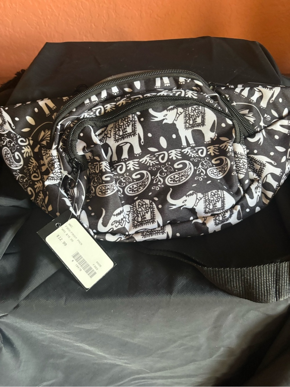 Source Unknown Black and White Elephant Print Crossbody Bag